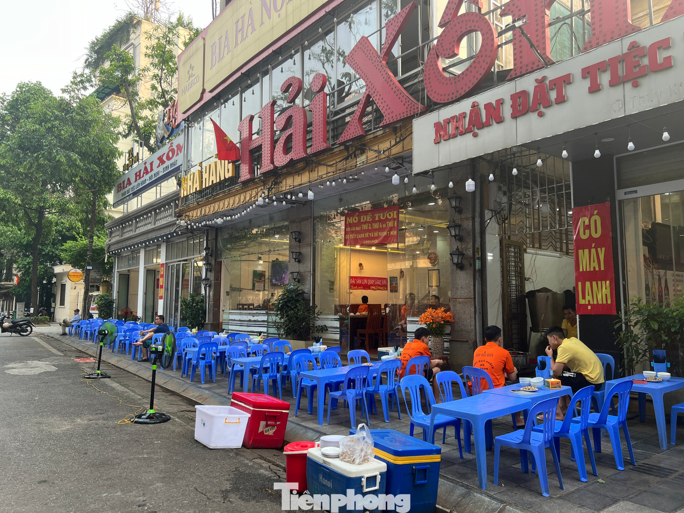 Tại một quán bia khác, đến giữa trưa vẫn chỉ có 1 - 2 bàn khách