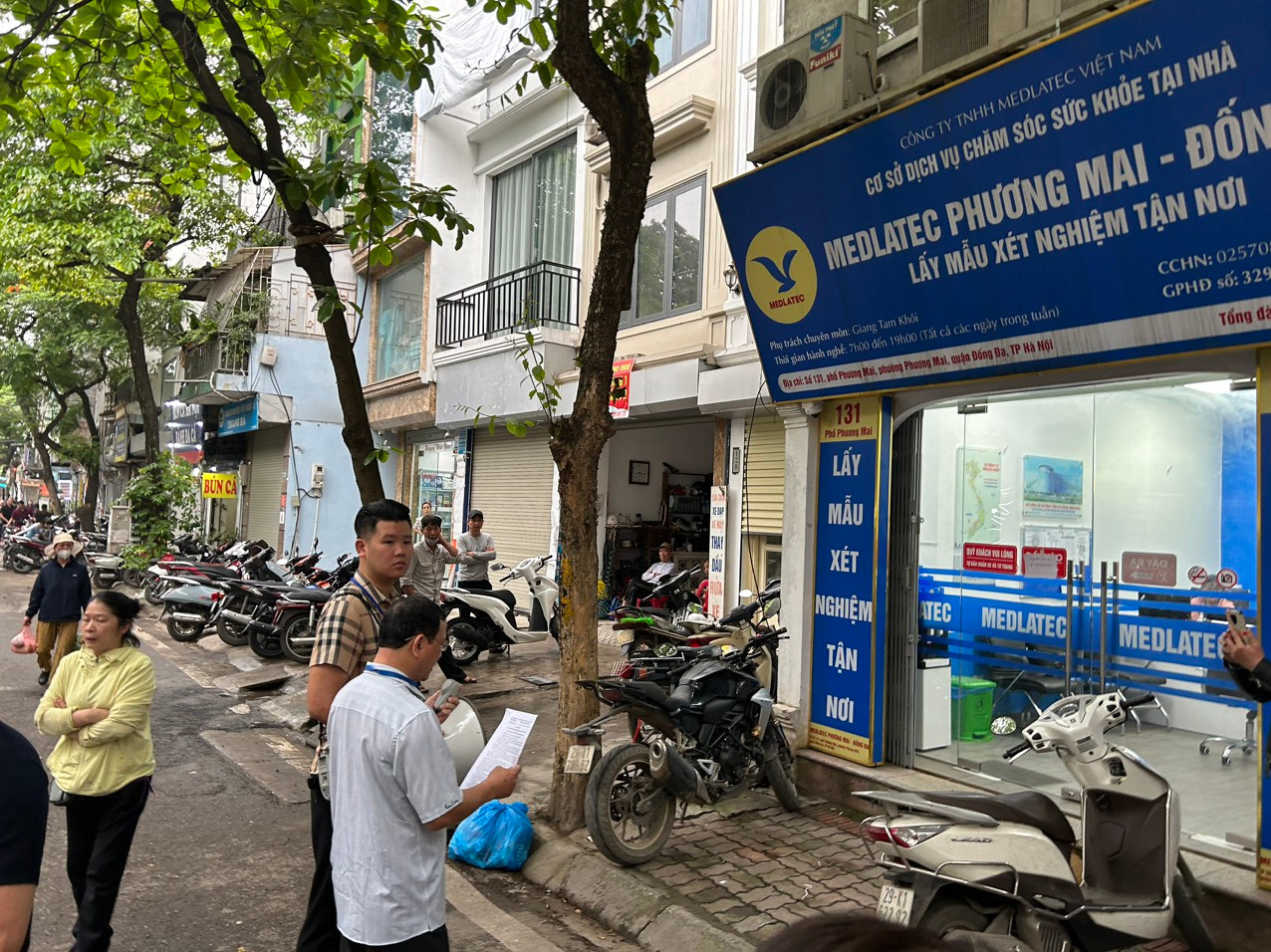 Cơ quan chức năng quận Đống Đa đã tổ chức cưỡng chế kiểm đếm bắt buộc đối với các hộ gia đình trên địa bàn phường Phương Mai phục vụ công tác giải phóng mặt bằng thực hiện Dự án Xây dựng đường Phương Mai – sông Lừ