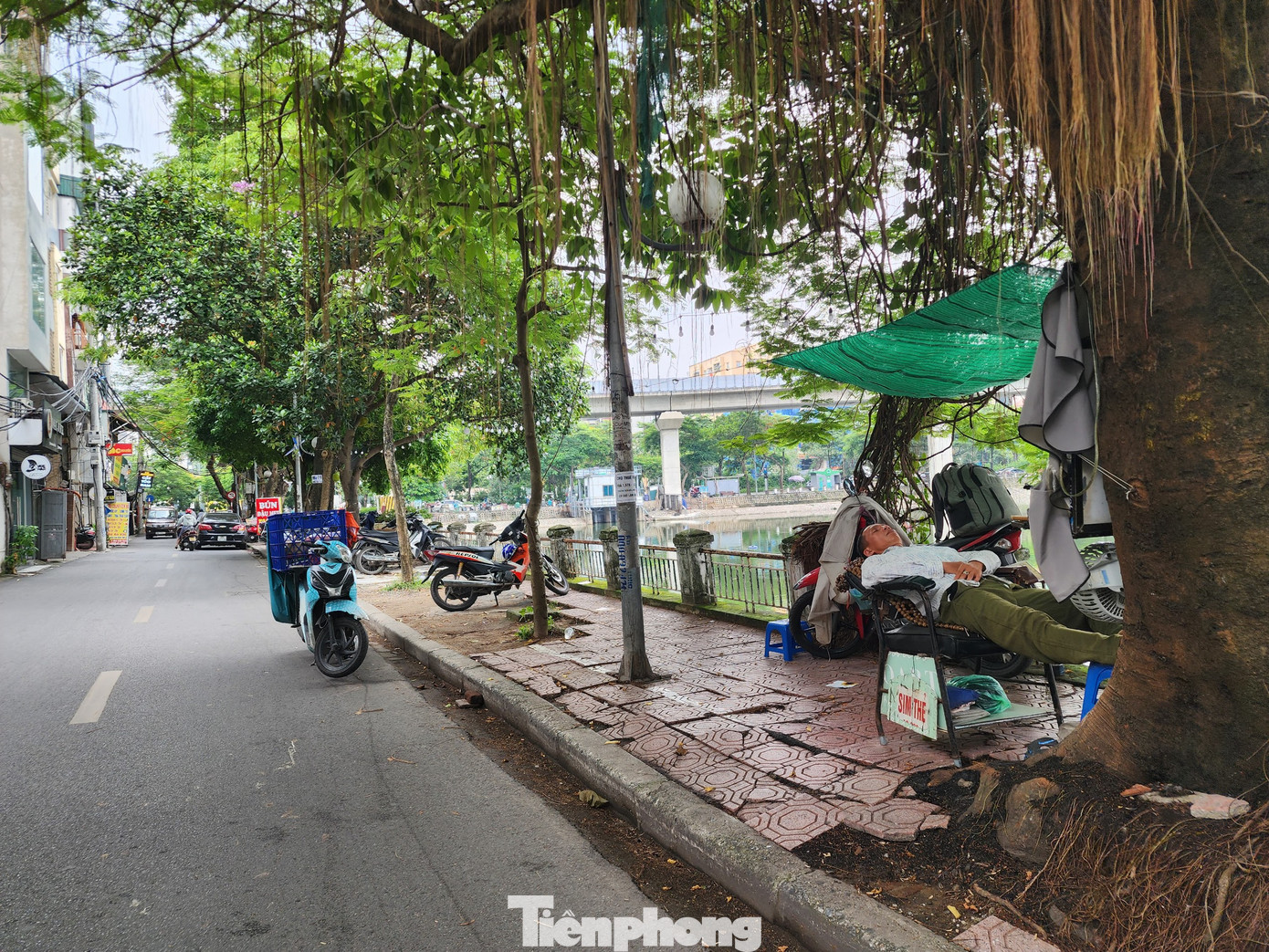 Nhiều đoạn vỉa hè đã xuống cấp nặng, bị hàng quán lấn chiếm.