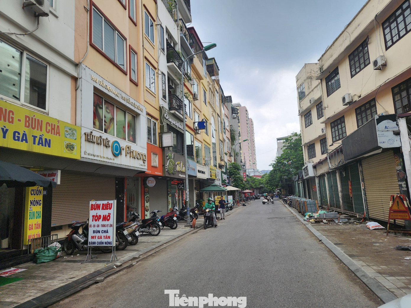 Bên cạnh đó, phố Nguyễn Văn Tuyết đang được UBND quận cải tạo, lát đá vỉa hè.