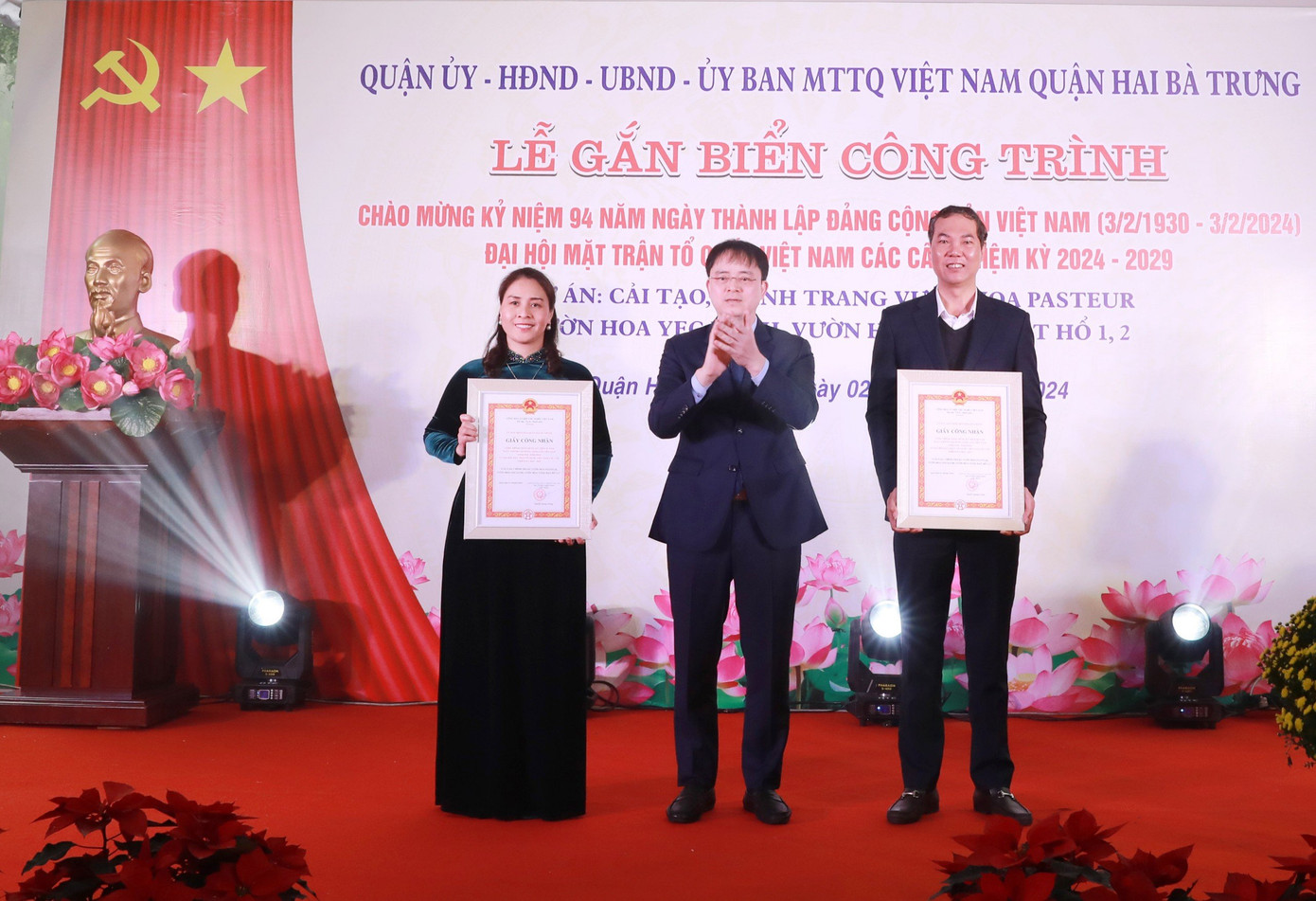 Chủ tịch UBND quận Hai Bà Trưng Nguyễn Quang Trung trao Giấy công nhận công trình chào mừng kỷ niệm 94 năm Ngày thành lập Đảng Cộng Sản Việt Nam và Đại hội MTTQ Việt Nam các cấp nhiệm kỳ 2024-2029 cho lãnh đạo phường Phạm Đình Hổ và phường Bạch Đằng Chủ tịch UBND quận Hai Bà Trưng Nguyễn Quang Trung trao Giấy công nhận công trình chào mừng kỷ niệm 94 năm Ngày thành lập Đảng Cộng Sản Việt Nam và Đại hội MTTQ Việt Nam các cấp nhiệm kỳ 2024-2029 cho lãnh đạo phường Phạm Đình Hổ và phường Bạch Đằng