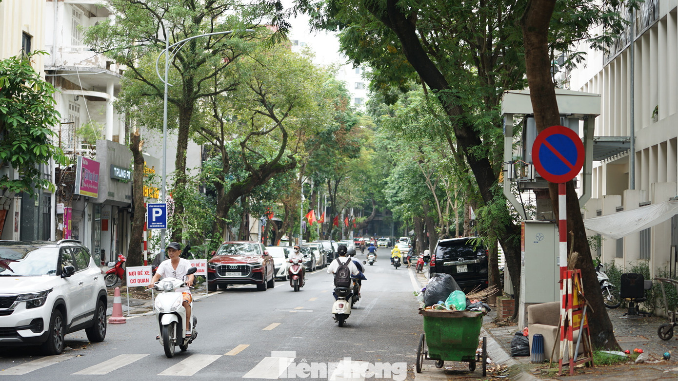 Cạnh đó, phố Hàng Chuối cũng đã được dọn dẹp, dù trước đó có khá nhiều cây gãy đổ trên tuyến phố này Cạnh đó, phố Hàng Chuối cũng đã được dọn dẹp, dù trước đó có khá nhiều cây gãy đổ trên tuyến phố này
