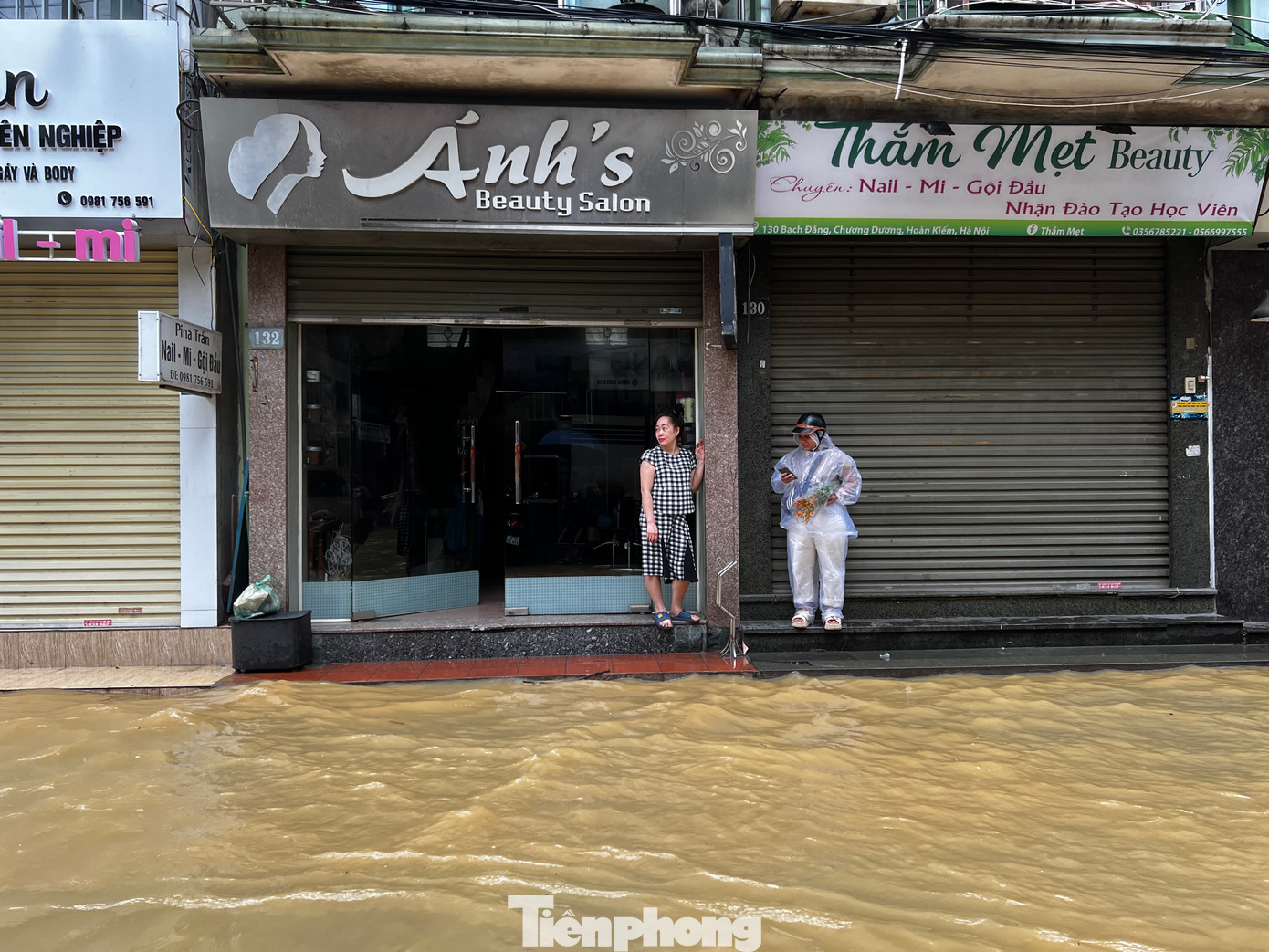 Do không có điện, bất tiện trong sinh hoạt nên nhiều gia đình đã chọn di tản vào trong phố ở tạm. Có nhà thuê khách sạn ở.