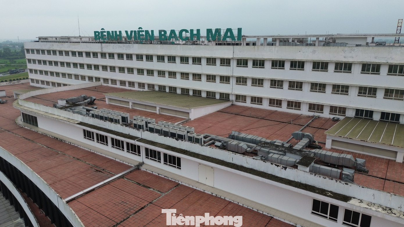 Cách đó không xa là Bệnh viện Bạch Mai cơ sở 2. Dự án được Bộ Y tế phê duyệt vào ngày 1/12/2014 với tổng mức đầu tư là 4.990 tỷ đồng (nguồn vốn ngân sách Nhà nước là 4.500 tỷ đồng), có quy mô 1.000 giường bệnh, tổng 118.941m2 sàn.