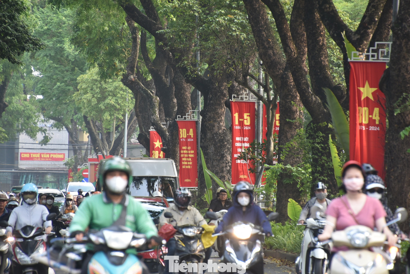 Những ngày này, nhiều tuyến phố, trụ sở cơ quan ở Thủ đô được trang hoàng cờ Tổ quốc, pano, áp phích... để chào mừng 49 năm Ngày Giải phóng miền Nam, thống nhất đất nước, 70 năm Chiến thắng Điện Biên Phủ và Ngày Quốc tế Lao động.