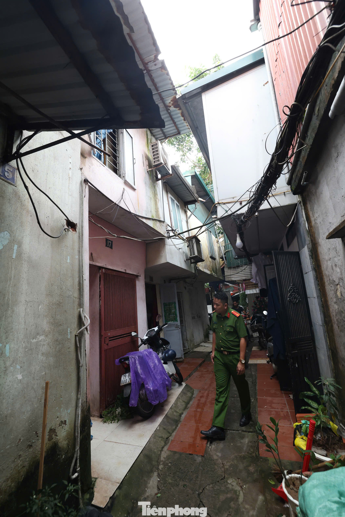 Lực lượng chức năng đến từng nhà yêu cầu di dời để đảm bảo an toàn tính mạng cho người dân Lực lượng chức năng đến từng nhà yêu cầu di dời để đảm bảo an toàn tính mạng cho người dân