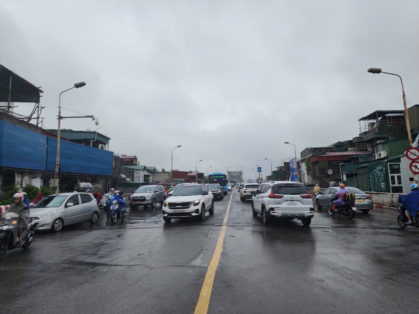 Trong buổi sáng, các phương tiện từ hướng quận Hoàn Kiếm sang quận Long Biên di chuyển thông thoáng, hướng ngược lại ùn tắc nhẹ. Theo lực lượng chức năng, việc ùn nhẹ chủ yếu vì lý do thời tiết.