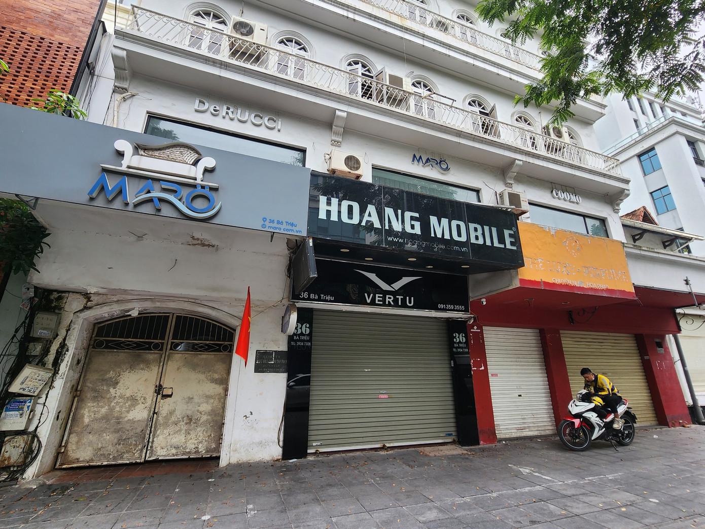 Tại số nhà 36 Bà Triệu (quận Hoàn Kiếm), biển tên Cty Xuất nhập khẩu tạp phẩm vẫn còn nhưng xung quanh thì đã bị cải tạo, kinh doanh trái phép. Hiện cửa hàng kinh doanh điện thoại di động vẫn hoạt động trên mặt tiền của đơn vị, phía sau là nhà của các hộ dân sinh sống.