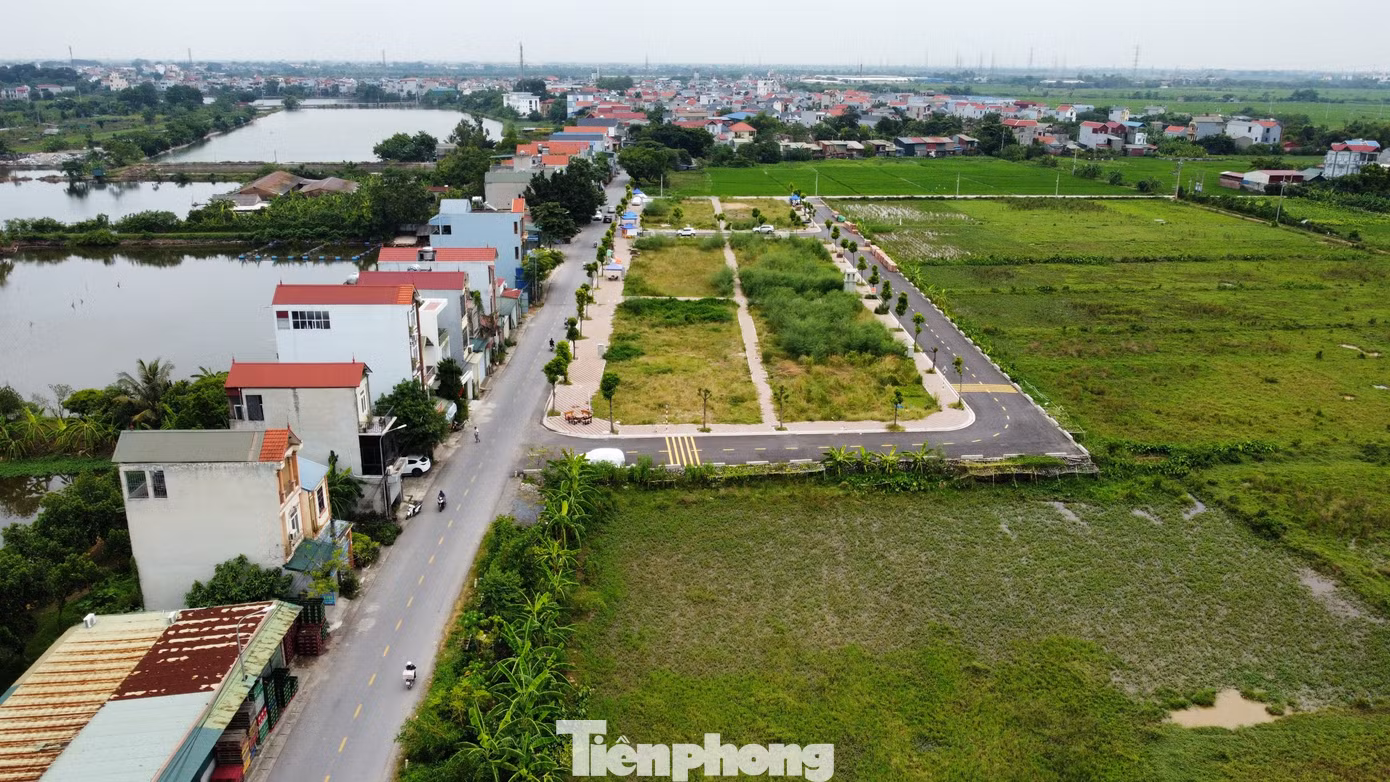 Cụ thể, các lô đất đấu giá có diện tích từ 60 - 85m2/lô, giá khởi điểm của các lô đất đấu giá từ 8,6 - 12,5 triệu đồng/m2. Tuy nhiên, nhiều ô đất đã có giá trúng từ 52-100 triệu đồng/m2. Nhiều nhà đầu tư tỏ ra ngạc nhiên khi hàng nghìn lô đất các huyện vùng ven, cách trung tâm thành phố gần 40km đều được chốt giá “trên trời”. Cụ thể, các lô đất đấu giá có diện tích từ 60 - 85m2/lô, giá khởi điểm của các lô đất đấu giá từ 8,6 - 12,5 triệu đồng/m2. Tuy nhiên, nhiều ô đất đã có giá trúng từ 52-100 triệu đồng/m2. Nhiều nhà đầu tư tỏ ra ngạc nhiên khi hàng nghìn lô đất các huyện vùng ven, cách trung tâm thành phố gần 40km đều được chốt giá “trên trời”.