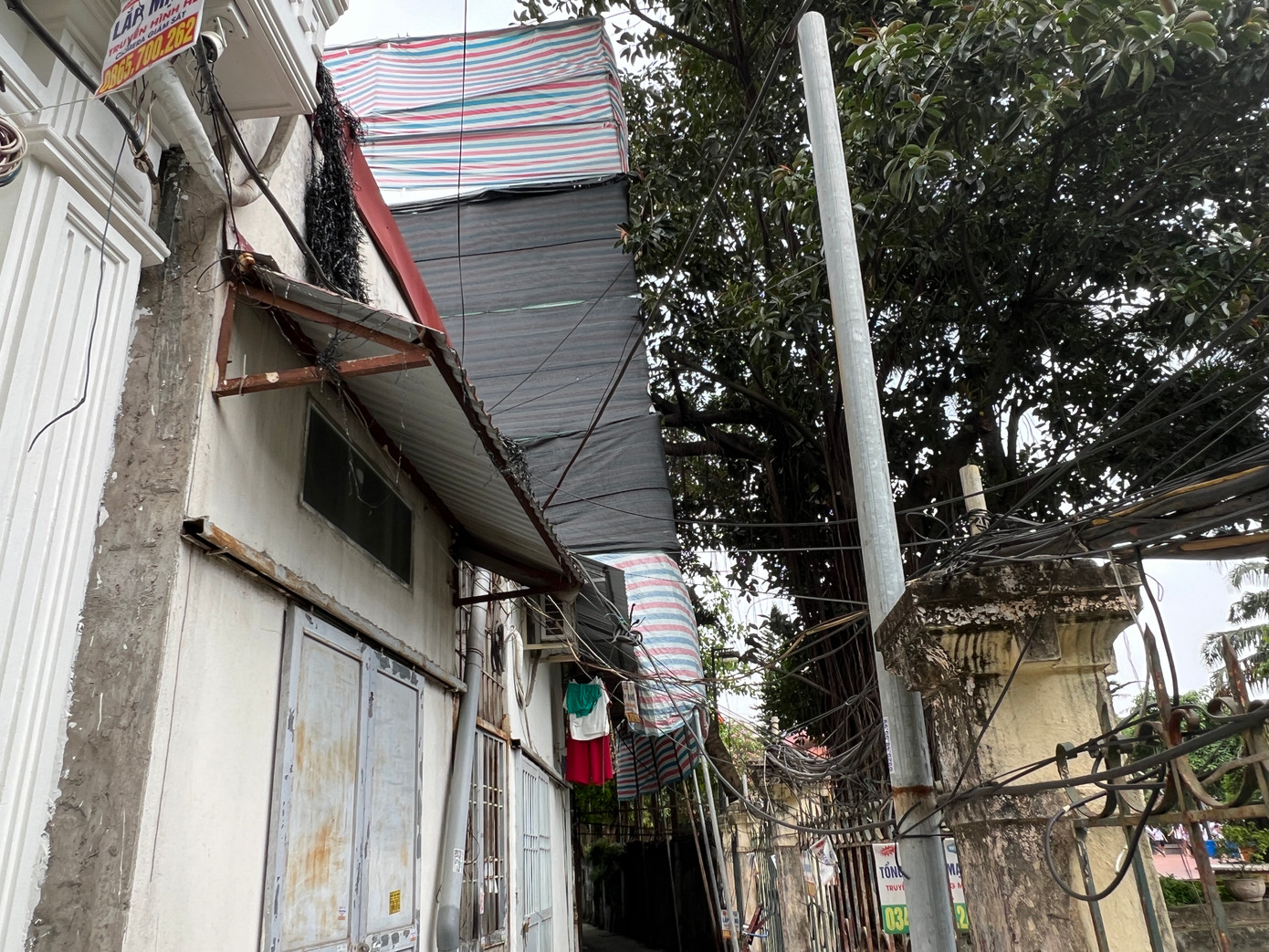 Một công trình vi phạm khác cũng được UBND quận Hoàng Mai chỉ ra và yêu cầu Chủ tịch UBND phường Định Công xử lý báo cáo kết quả thực hiện trước ngày 10/5.