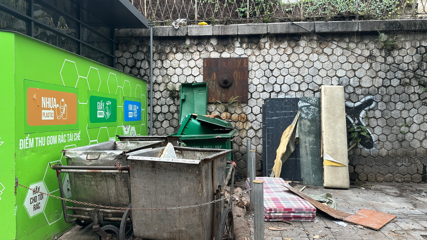 Điểm tập kết rác thải cồng kềnh trên phố Phùng Hưng (quận Hoàn Kiếm)