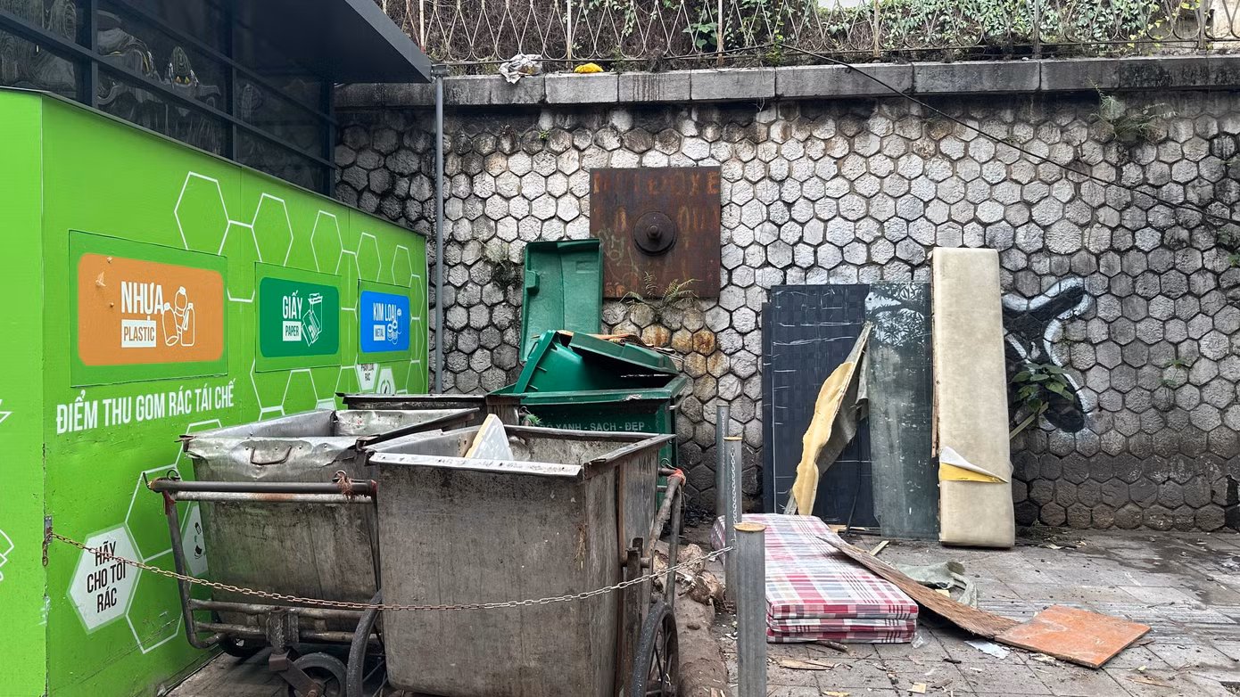 Điểm tập kết rác thải cồng kềnh trên phố Phùng Hưng (quận Hoàn Kiếm)