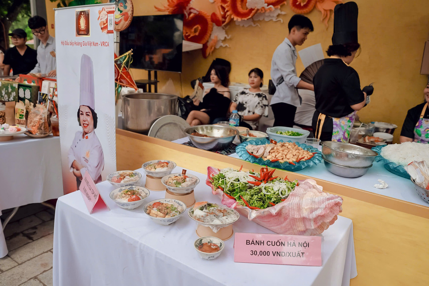 Lễ hội quà tặng du lịch Hà Nội năm 2024, do Sở Du lịch Hà Nội tổ chức, diễn ra từ ngày 23-25/8, tại không gian đi bộ phố Trần Nhân Tông và phụ cận. Lễ hội hướng đến tôn vinh tinh hoa ẩm thực Hà Thành, góp phần bảo tồn và phát huy văn hóa ẩm thực dân gian; vinh danh nghệ nhân dân gian; sưu tầm, bảo tồn những công thức, cách chế biến xưa và nay; gìn giữ và phát huy kho tàng ẩm thực đặc sắc của Hà Nội và Việt Nam.