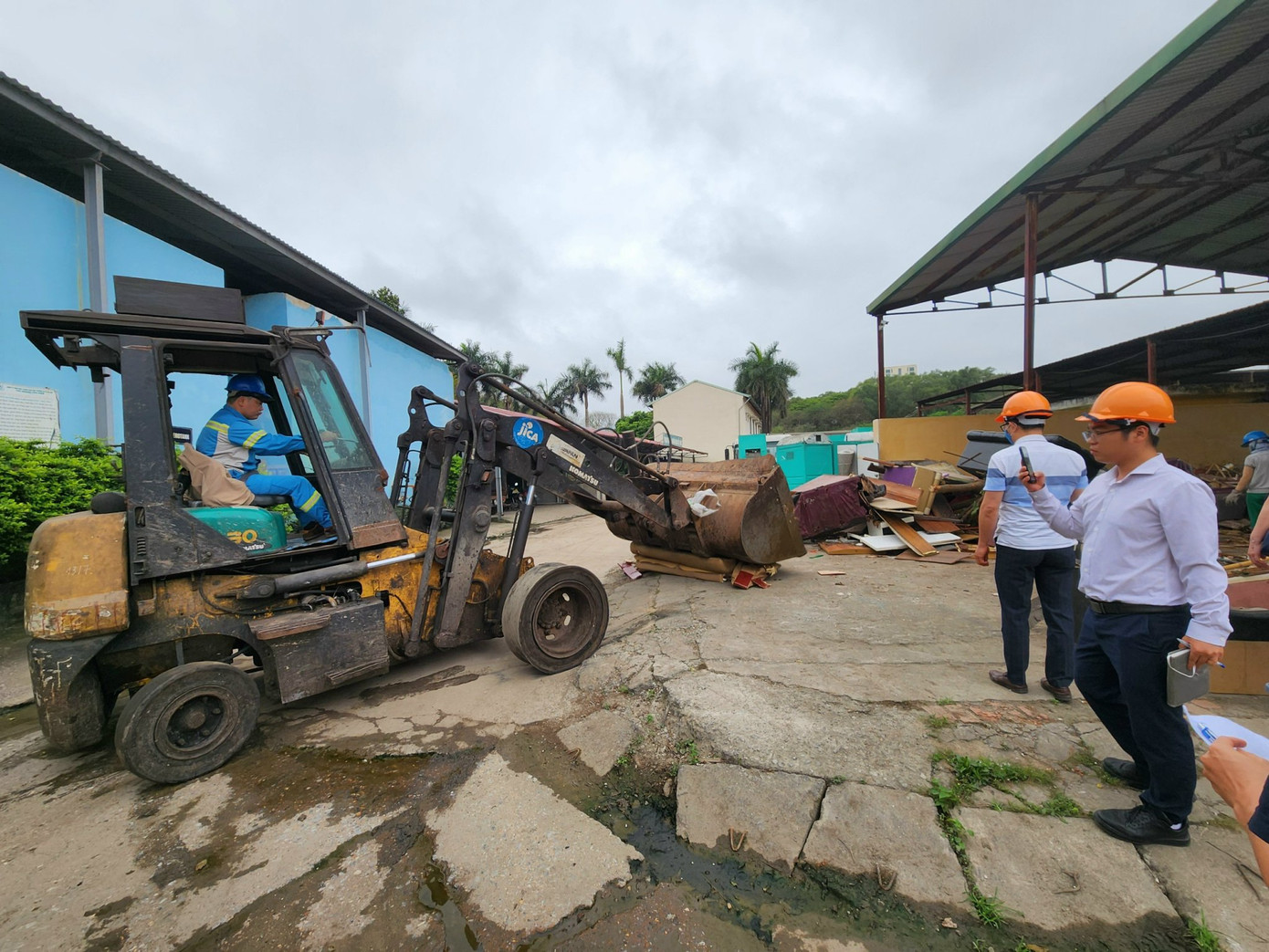 Ông Trần Văn Khải, Phó Giám đốc Chi nhánh URENCO Cầu Diễn cho biết, hiện đơn vị được giao thí điểm thu gom rác cồng kềnh về nghiền tại địa bàn 10 phường trên địa bàn quận Nam Từ Liêm. Đến thời điểm này, đơn vị đã xử lý khoảng 100 tấn, bình quân từ 15 - 20 tấn/tháng cung cấp nhiên liệu đốt cho các lò hơi.