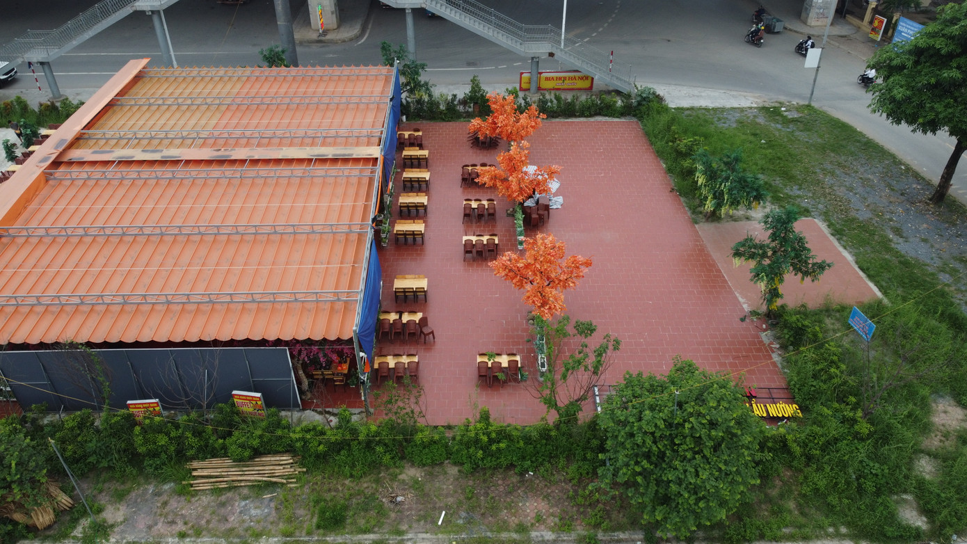 Cách đó gần 100m là khu đất tái định cư (dưới chân cầu vượt Trịnh Văn Bô), nơi xuất hiện hàng loạt hàng quán.