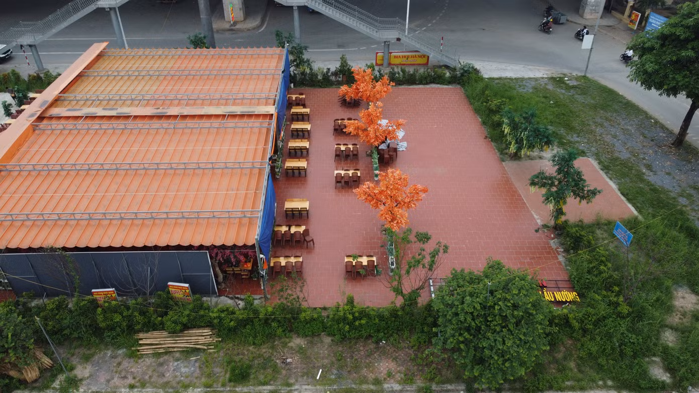 Cách đó gần 100m là khu đất tái định cư (dưới chân cầu vượt Trịnh Văn Bô), nơi xuất hiện hàng loạt hàng quán.