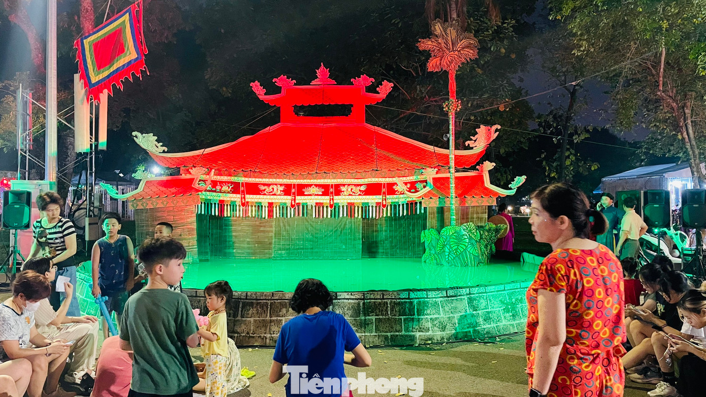 Chương trình múa rối nước thu hút các em nhỏ tới xem