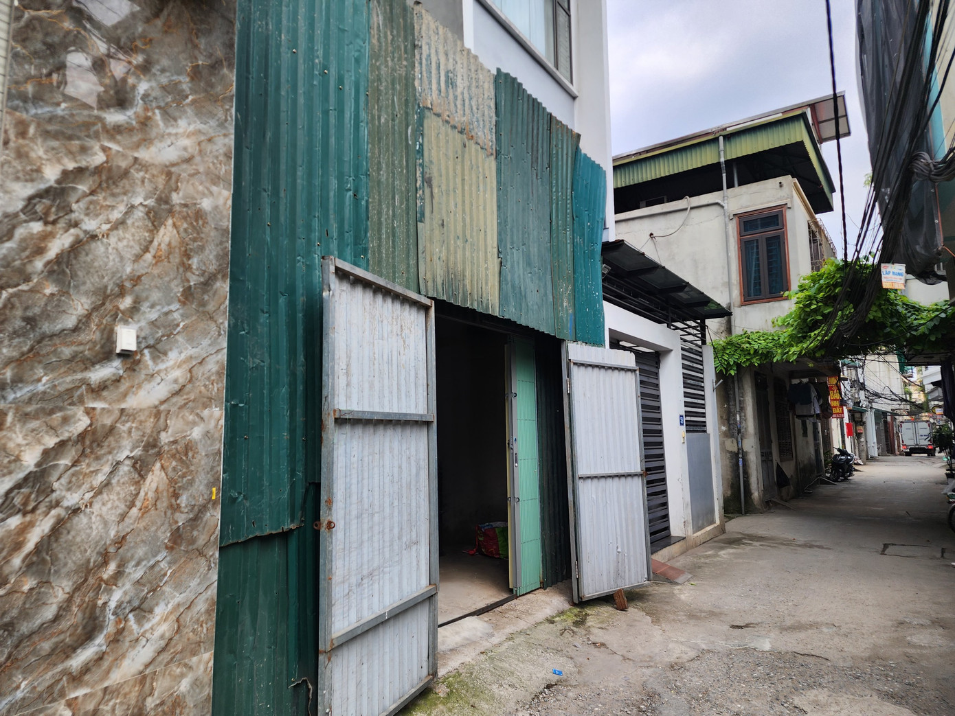 Ngoài ra, còn có nhiều nhà quây tôn kín mít xung quanh