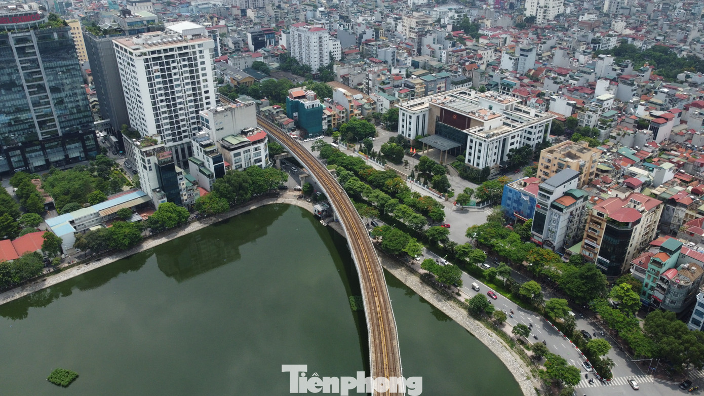 Hồ Hoàng Cầu nằm trước mặt trụ sở quận Đống Đa.