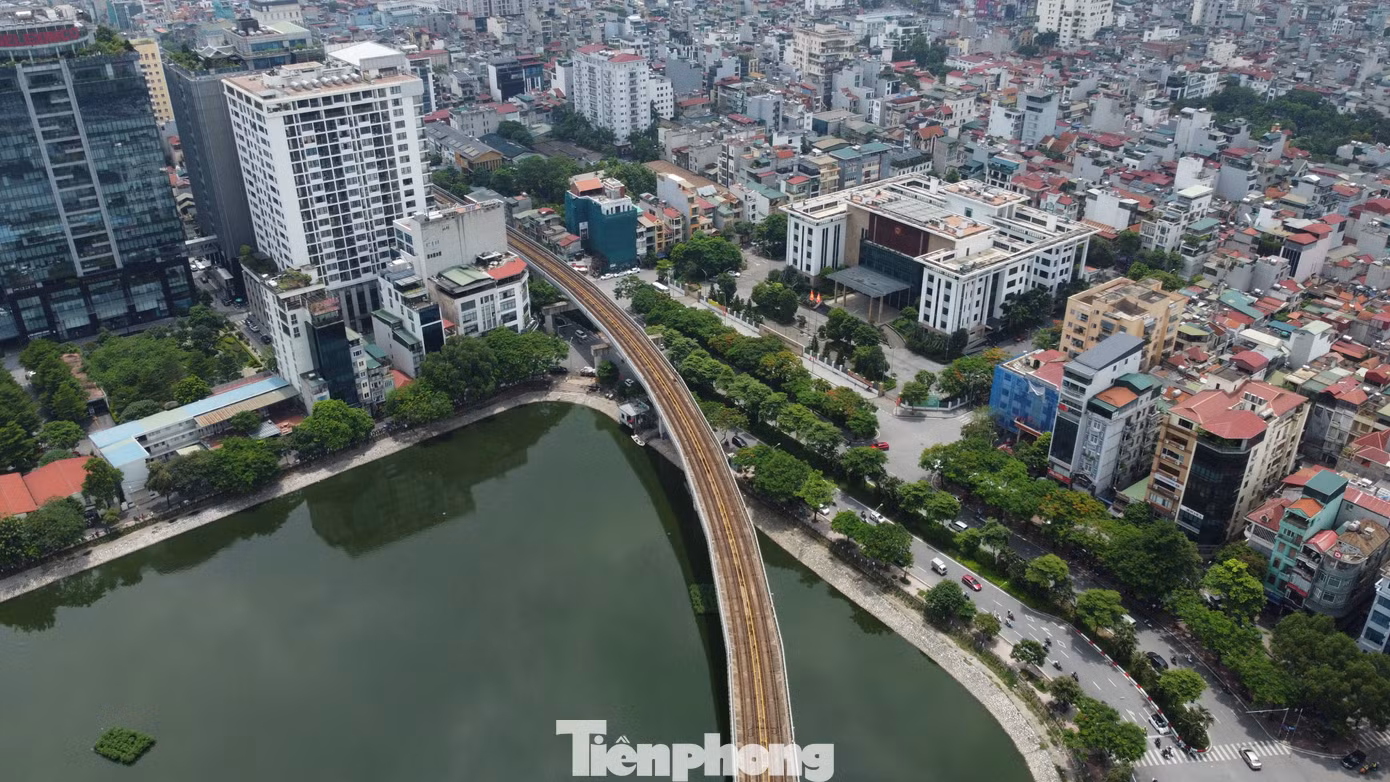 Hồ Hoàng Cầu nằm trước mặt trụ sở quận Đống Đa. Hồ Hoàng Cầu nằm trước mặt trụ sở quận Đống Đa.