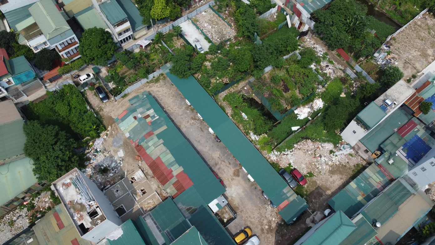 Một bãi xe xen kẽ trong khu vực dân cư phường Định Công