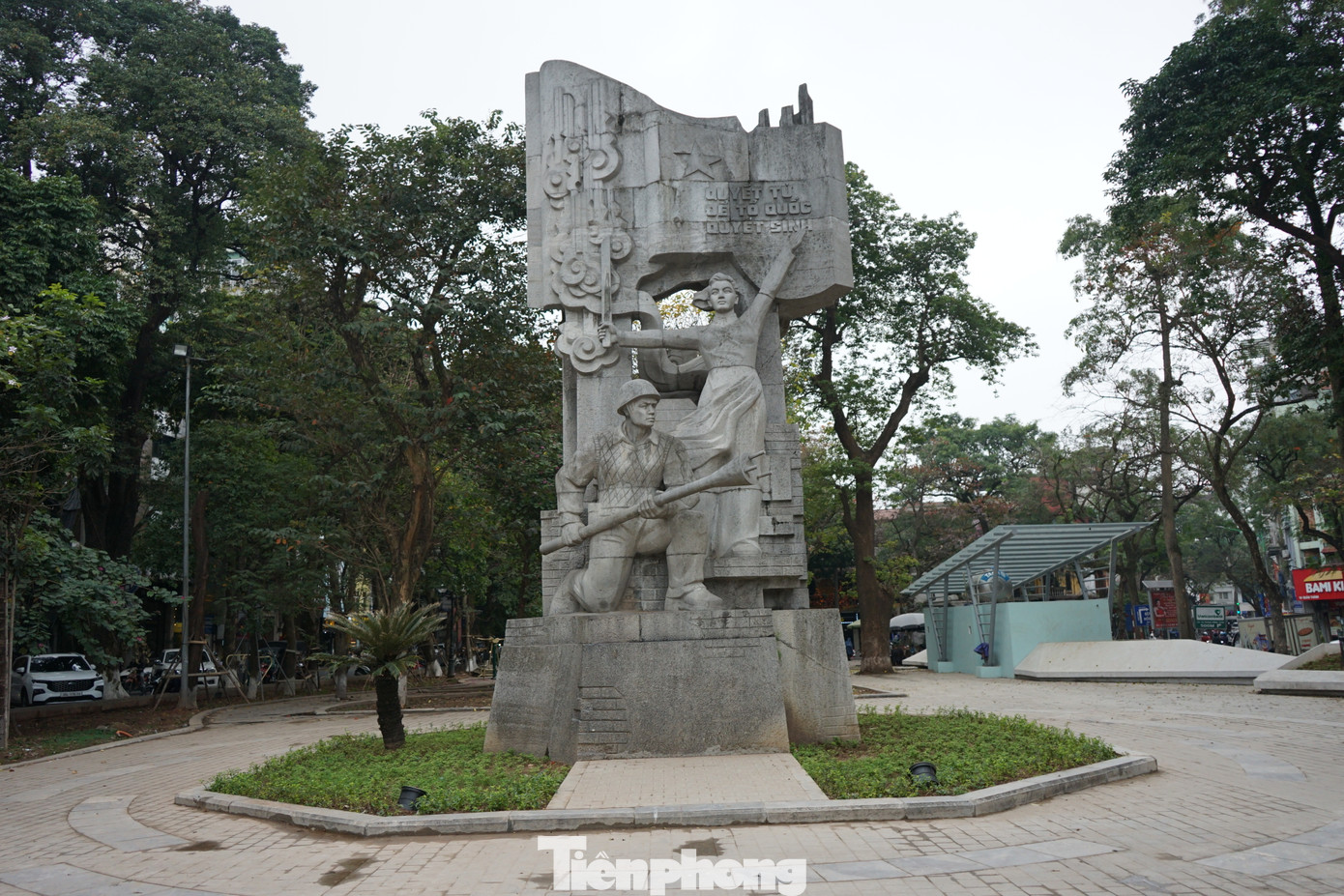 Thời gian qua, lĩnh vực công viên, vườn hoa, cây xanh được Thành ủy, HĐND, UBND thành phố rất quan tâm và đã đưa vào các nội dung nhiệm vụ chủ yếu của Chương trình số 03-CTr/TU của Thành ủy và thành phố đã xây dựng kế hoạch để tổ chức triển khai thực hiện đầu tư xây dựng các công viên trên địa bàn trong giai đoạn 2021-2025. Các vườn hoa được phân cấp cho các quận huyện đầu tư, cải tạo. Nhiều vườn hoa khang trang đã được nâng cấp như vườn hoa Pasteur (quận Hai Bà Trưng), vườn hoa Tao Đàn (quận Hoàn Kiếm)... Tuy nhiên, vườn hoa Vạn Xuân (tên cũ là vườn hoa Hàng Đậu, quận Ba Đình) sau khi cải tạo gây ra nhiều ý kiến trái chiều.