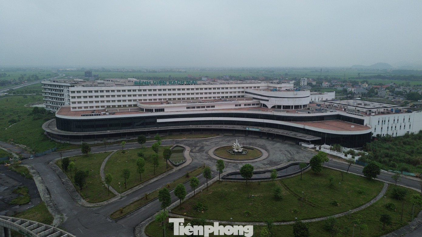 Đến tháng 10/2018, khu khám bệnh của hai cơ sở được khánh thành đưa vào hoạt động. Tuy nhiên chỉ có khu khám bệnh của Bệnh viện Bạch Mai hoạt động một thời gian ngắn rồi lại dừng và bỏ hoang đến nay.