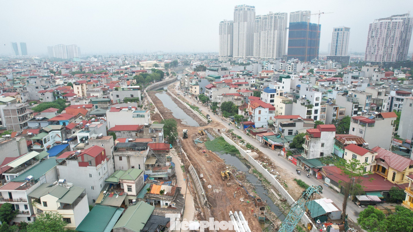 Dự án cải thiện hệ thống tiêu nước khu vực phía tây Hà Nội ở quận Hà Đông (gồm hạng mục xây dựng cụm công trình đầu mối trạm bơm tiêu Yên Nghĩa và cứng hóa kênh La Khê dẫn nước về bể hút) có tổng diện tích cần giải phóng mặt bằng (GPMB) là 30,7 ha, sau rà soát cần giải phóng 29,15 ha. Mục tiêu của dự án nhằm giúp tiêu nước cho hơn 6.000 ha nông nghiệp, hỗ trợ thoát nước cho khu vực quận Hà Đông, huyện Hoài Đức, Đan Phượng và một phần của quận Nam Từ Liêm. Dự án cải thiện hệ thống tiêu nước khu vực phía tây Hà Nội ở quận Hà Đông (gồm hạng mục xây dựng cụm công trình đầu mối trạm bơm tiêu Yên Nghĩa và cứng hóa kênh La Khê dẫn nước về bể hút) có tổng diện tích cần giải phóng mặt bằng (GPMB) là 30,7 ha, sau rà soát cần giải phóng 29,15 ha. Mục tiêu của dự án nhằm giúp tiêu nước cho hơn 6.000 ha nông nghiệp, hỗ trợ thoát nước cho khu vực quận Hà Đông, huyện Hoài Đức, Đan Phượng và một phần của quận Nam Từ Liêm.