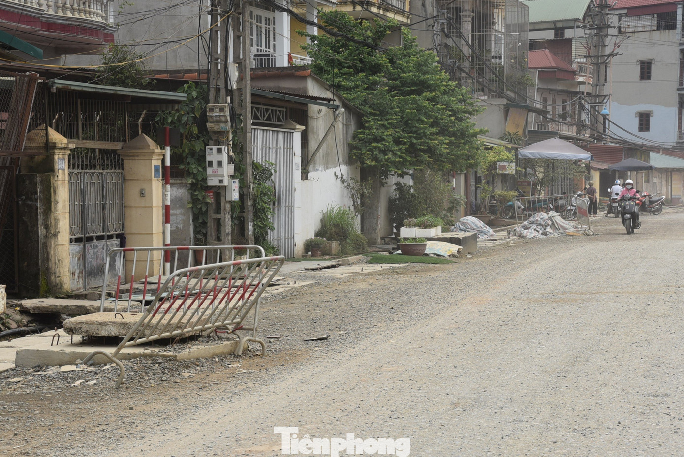 Quãng đường thi công chưa trải nhựa đường, khiến cho bụi mù mịt ngày đêm Quãng đường thi công chưa trải nhựa đường, khiến cho bụi mù mịt ngày đêm