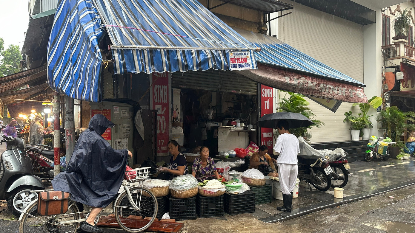 Ghi nhận tại một số chợ dân sinh trên địa bàn quận Hoàn Kiếm, Hai Bà Trưng, bắp cải có giá 20.000 đồng/kg, rau muống 15.000 đồng/mớ, cà chua 40.000 đồng/kg... tăng nhẹ so với ngày thường.