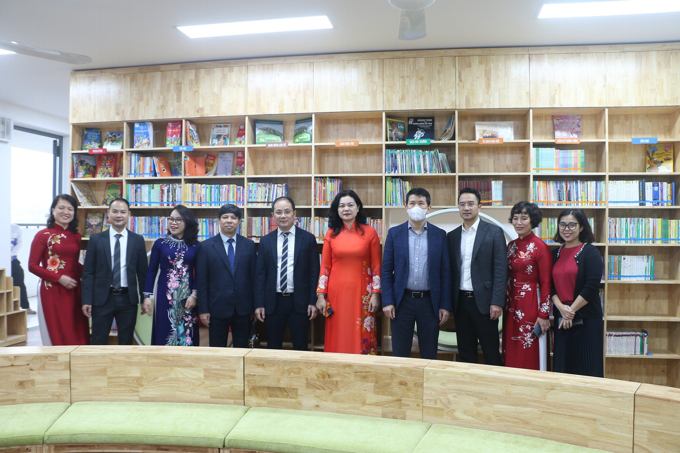 Các đại biểu tham quan cơ sở vật chất của trường. Các đại biểu tham quan cơ sở vật chất của trường.