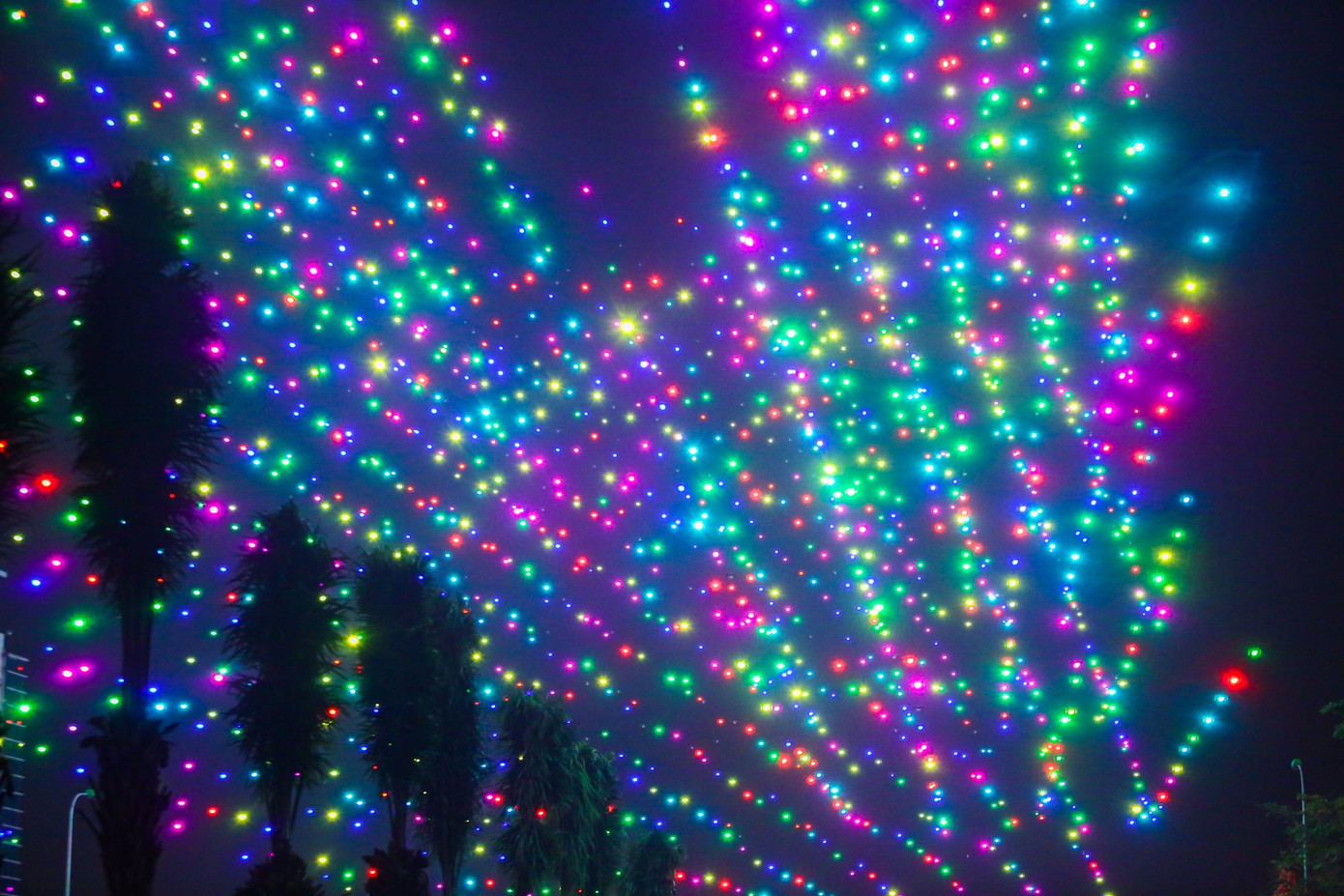 So với các loại hình trình diễn ánh sáng khác, drone với nhiều cách kết hợp giữa chuyển động và màu sắc, có khả năng sắp xếp thành những hình ảnh 2D - 3D kỳ vỹ, mang nhiều ý nghĩa và phù hợp với nhiều chủ đề.