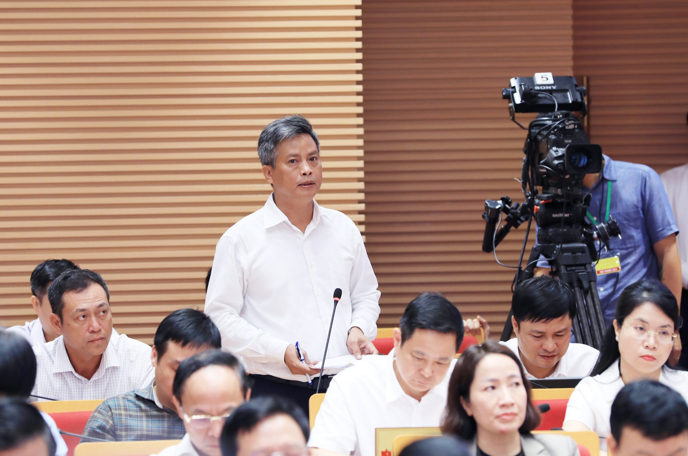 Giám đốc Ban quản lý dự án đầu tư xây dựng công trình dân dụng thành phố Hà Nội Đồng Phước An trả lời chất vấn. Giám đốc Ban quản lý dự án đầu tư xây dựng công trình dân dụng thành phố Hà Nội Đồng Phước An trả lời chất vấn.