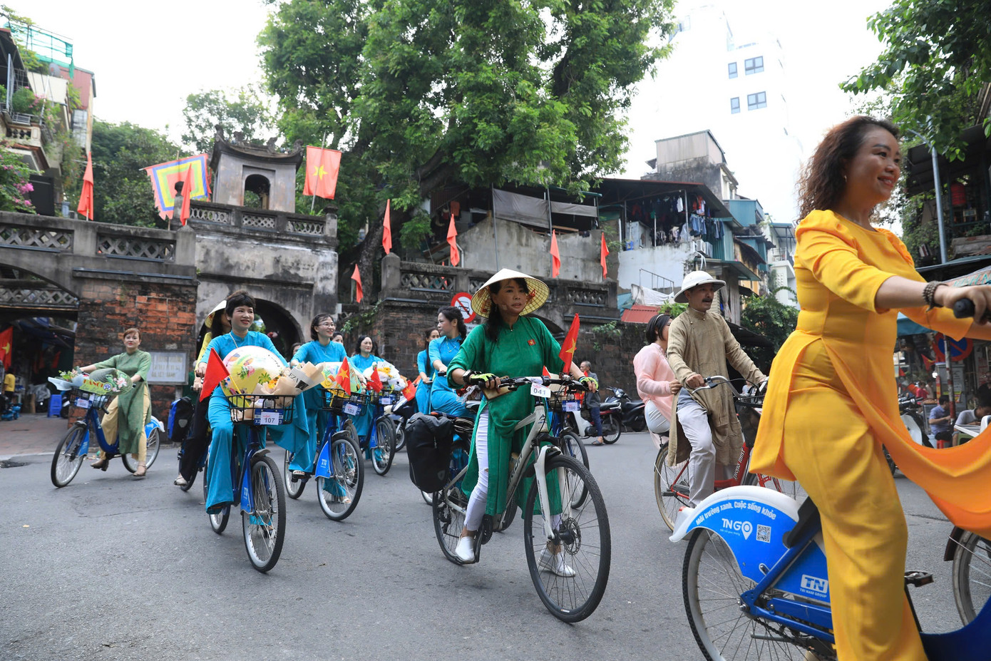 Diễu hành áo dài quanh các con phố Hà Nội với sự tham gia của hơn 150 người dịp nghỉ lễ 2/9.