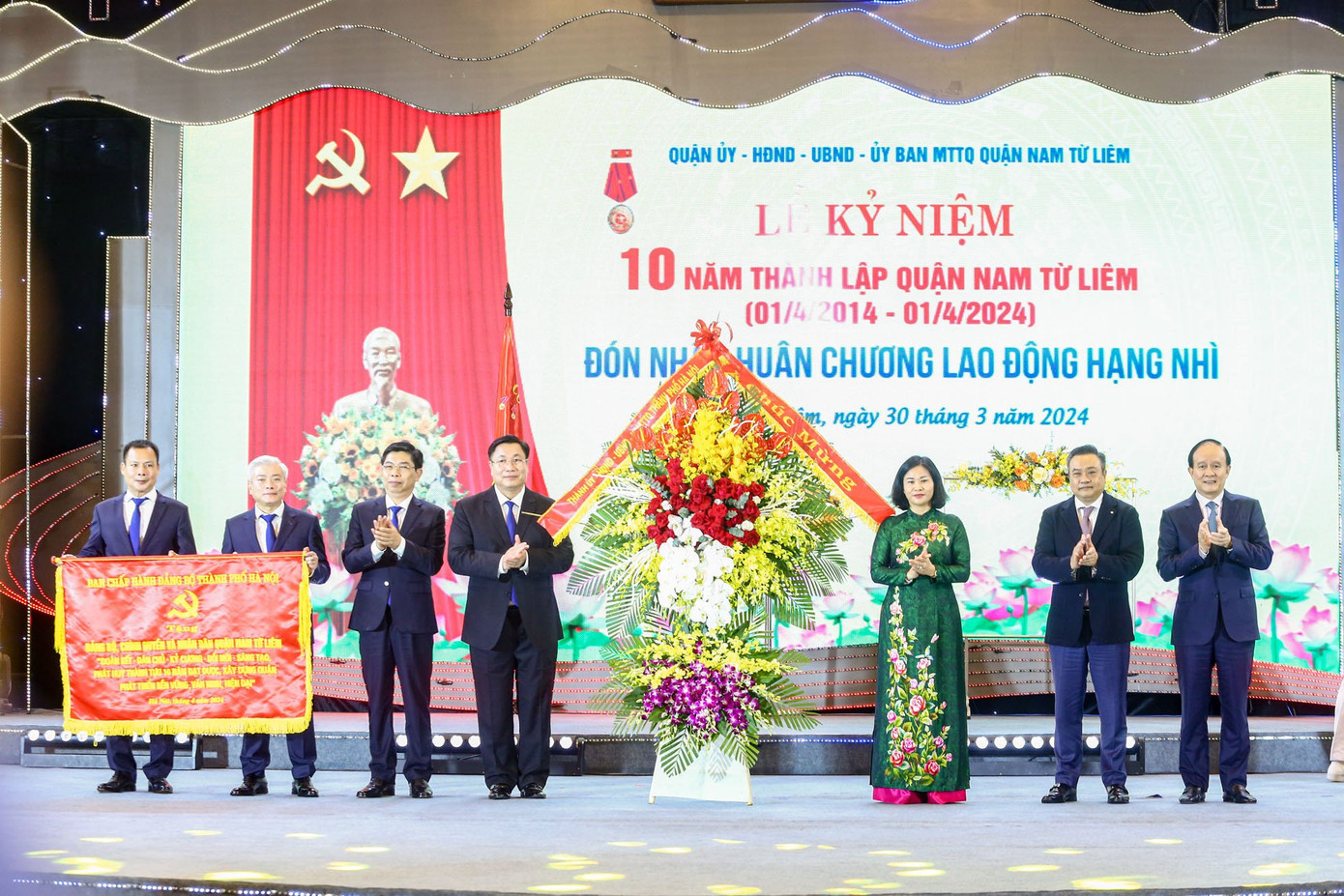 Thường trực Thành ủy Hà Nội trao bức trướng tặng Đảng bộ, Chính quyền và Nhân dân quận Nam Từ Liêm Thường trực Thành ủy Hà Nội trao bức trướng tặng Đảng bộ, Chính quyền và Nhân dân quận Nam Từ Liêm