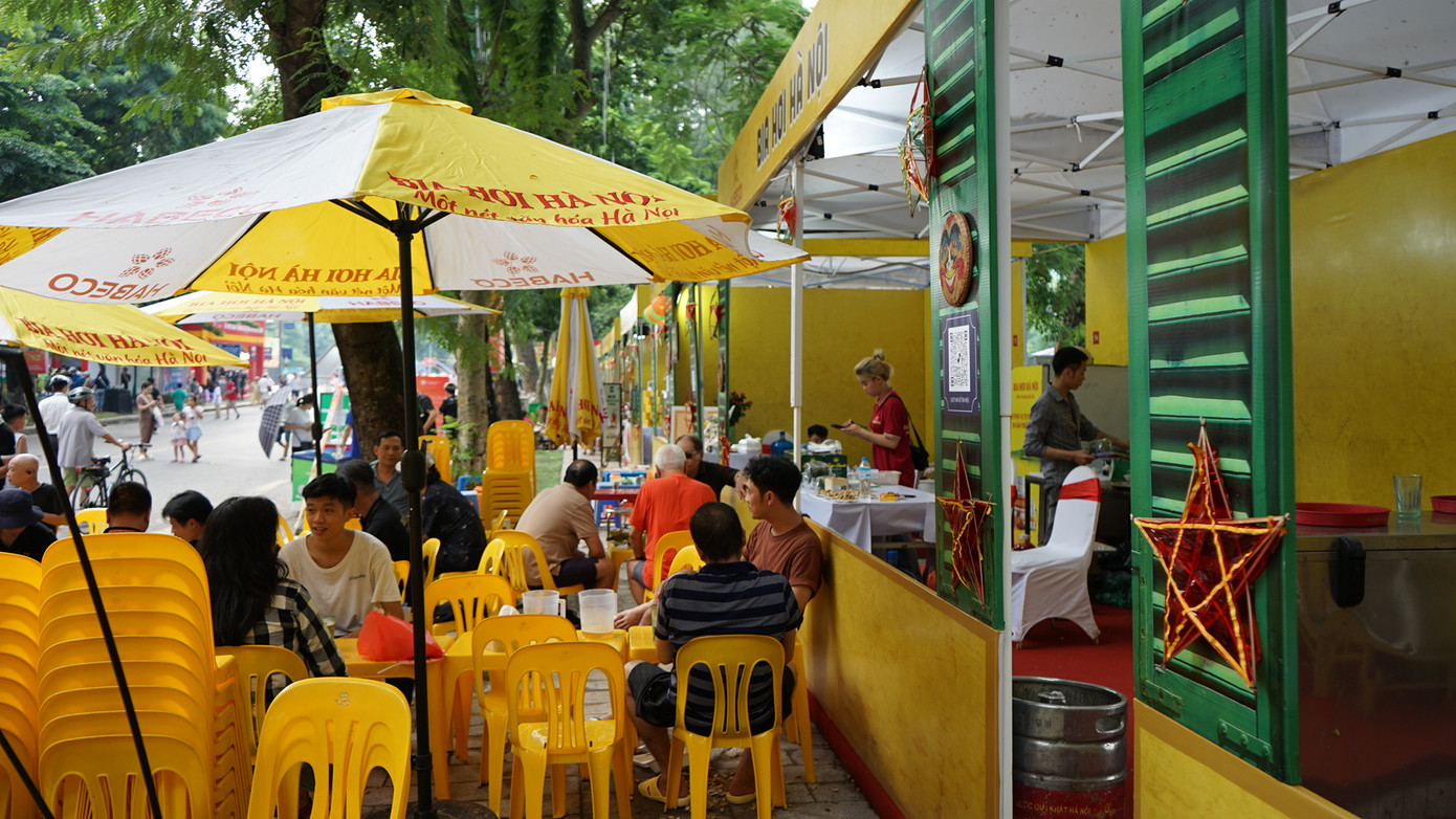 Nhiều du khách thích uống bia Hà Nội. Nhiều du khách thích uống bia Hà Nội.