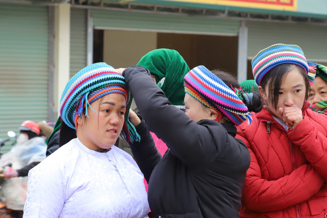 Đến chợ phiên, các mẹ, các chị trong gia đình mua các đồ thổ cẩm về dệt, thêu váy, mua sắm, may quần áo mới cho các thành viên trong gia đình