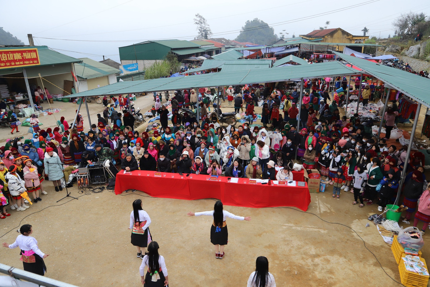 Không chỉ mua bán, phiên chợ Tết còn là nơi giao lưu, biểu diễn văn nghệ