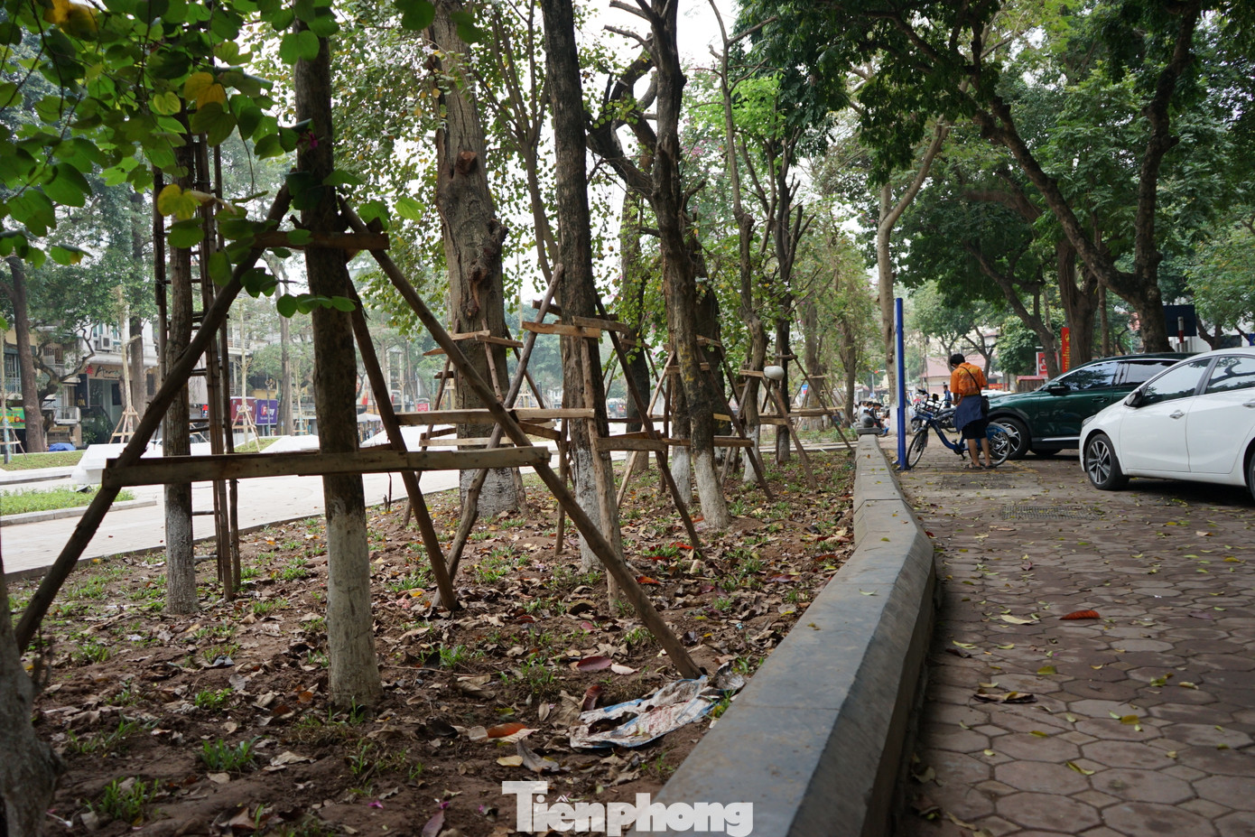Phía bên ngoài thành nơi đỗ ô tô, xe máy khiến công viên trở nên nhếch nhác