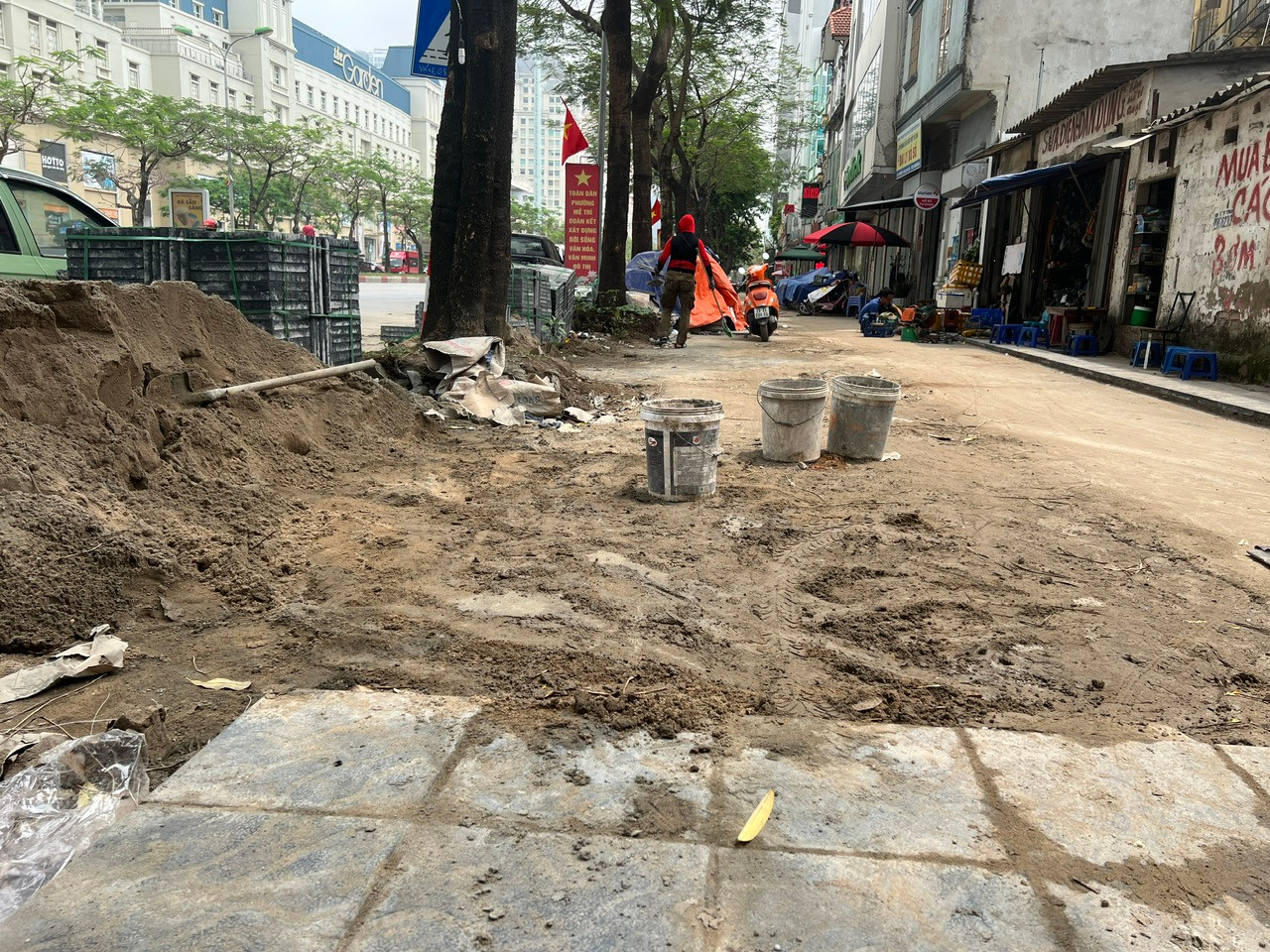 Tại đường Mễ Trì, dự án đang triển khai lu nền và lát gạch