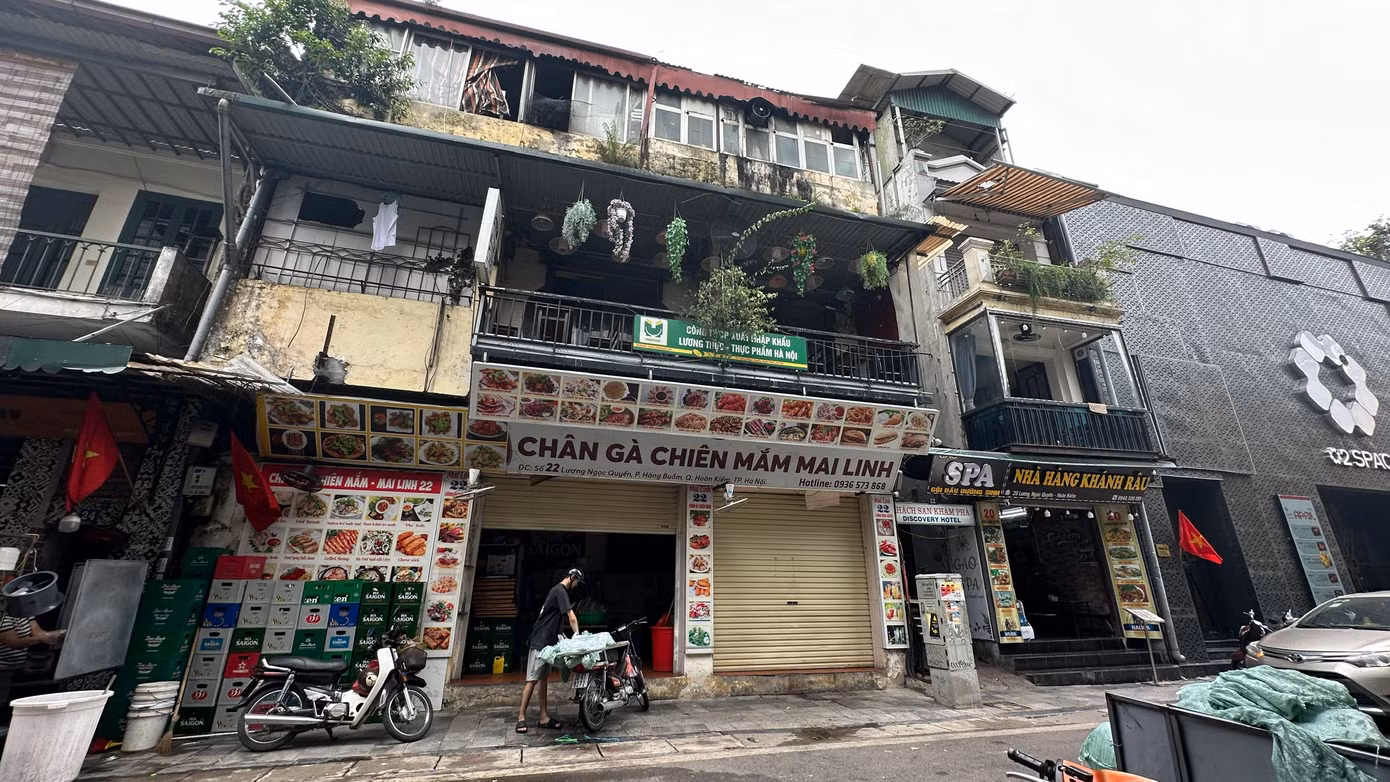 Nhà chuyên dùng 22 Lương Ngọc Quyến biển hiệu nhỏ bên trên ghi Công ty CP xuất nhập khẩu lương thực- thực phẩm Hà Nội, tầng 1 được thuê lại kinh doanh hàng ăn