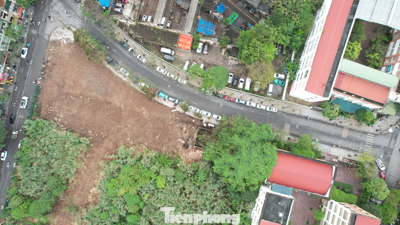 Đầu tháng 4/2024, hàng rào nhiều năm của tập đoàn Tân Hoàng Minh tọa lạc tại khu "đất vàng" 4 mặt tiền gồm Lò Đúc, Thi Sách, Hòa Mã, Nguyễn Công Trứ được tháo dỡ một phần để triển khai dự án xây dựng vườn hoa cây xanh.