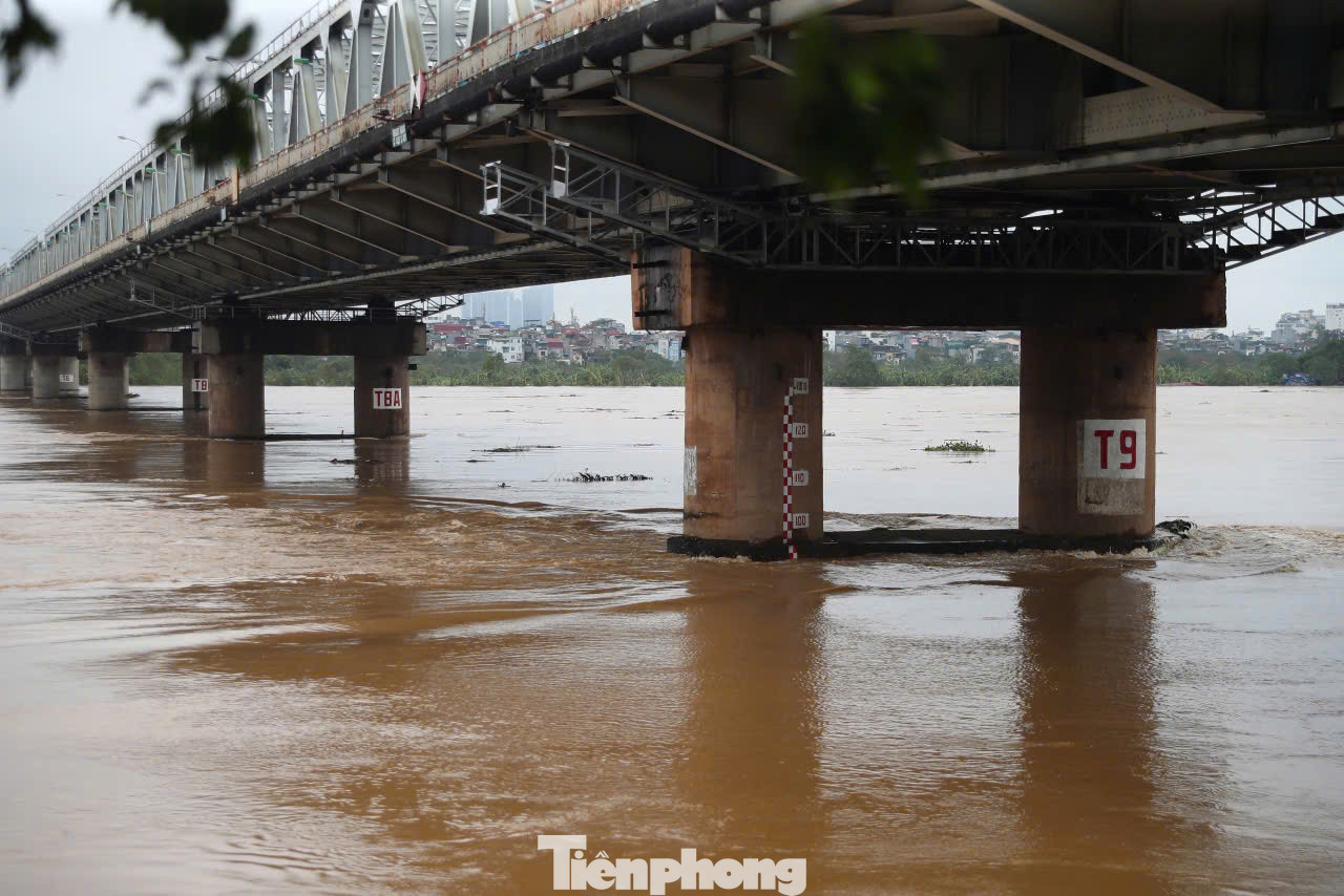 Có thể thấy nước đang lên rất nhanh, gần với các mố cầu.