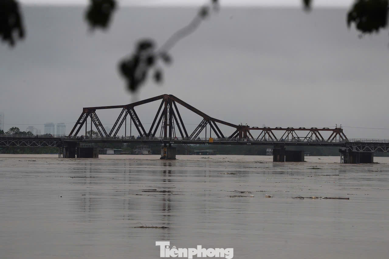 Do ảnh hưởng của cơn bão số 3 (siêu bão Yagi), mực nước sông Hồng lên cao và chảy xiết, để đảm bảo an toàn cho hành khách, sáng 10/9, Tổng công ty Đường sắt Việt Nam (VNR) thông báo sẽ không chạy tàu qua cầu Long Biên.