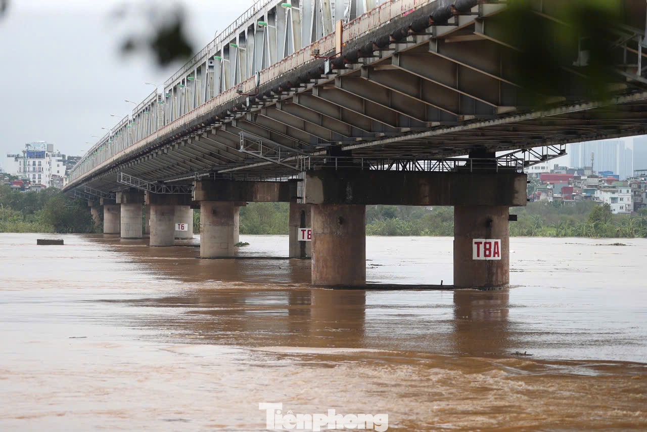 Tại cầu Chương Dương, Sở Giao thông Vận tải Hà Nội hạn chế các phương tiện lưu thông trên cây cầu này để bảo đảm an toàn giao thông cho người và các phương tiện lưu thông qua cầu do nước sông Hồng dâng cao, chảy xiết.