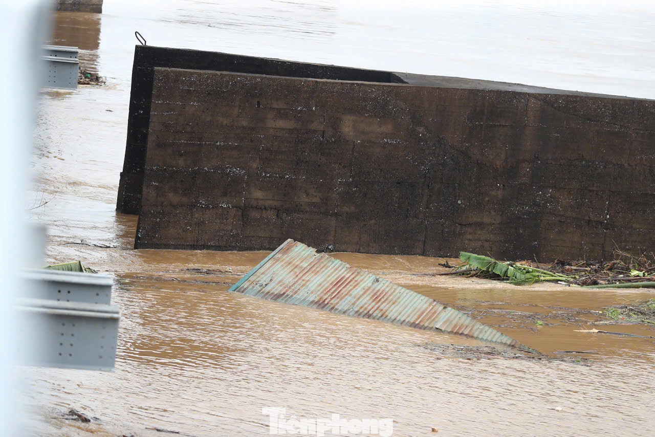 Các biển phụ được bổ sung các hướng lên cầu Chương Dương. Theo đó, từ 8h30 sáng nay, với phương tiện đi hướng từ Hoàn Kiếm sang Long Biên: Cấm các phương tiện xe khách, xe hợp đồng, xe du lịch trên 9 chỗ; cấm xe tải có tải trọng trên 0,5 Tấn; xe buýt được phép hoạt động. Hướng từ Long Biên đi Hoàn Kiếm: Cấm các phương tiện xe khách, xe hợp đồng, xe du lịch trên 9 chỗ; cấm xe tải có tải trọng trên 0,5 tấn; xe buýt được phép hoạt động.