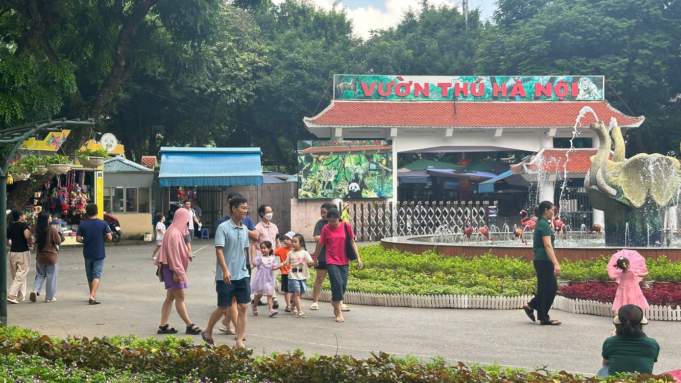 Ghi nhận của PV trong ngày đầu của kỳ nghỉ lễ Quốc khánh 2/9 cho thấy, đường phố Hà nội khá vắng vẻ, trong khi Vườn Thú Hà Nội (hay còn gọi là Công viên Thủ Lệ) đã đông từ sáng sớm. Trước giờ mở cửa đã có nhiều phụ huynh bế con nhỏ chờ đến giờ vào trong.