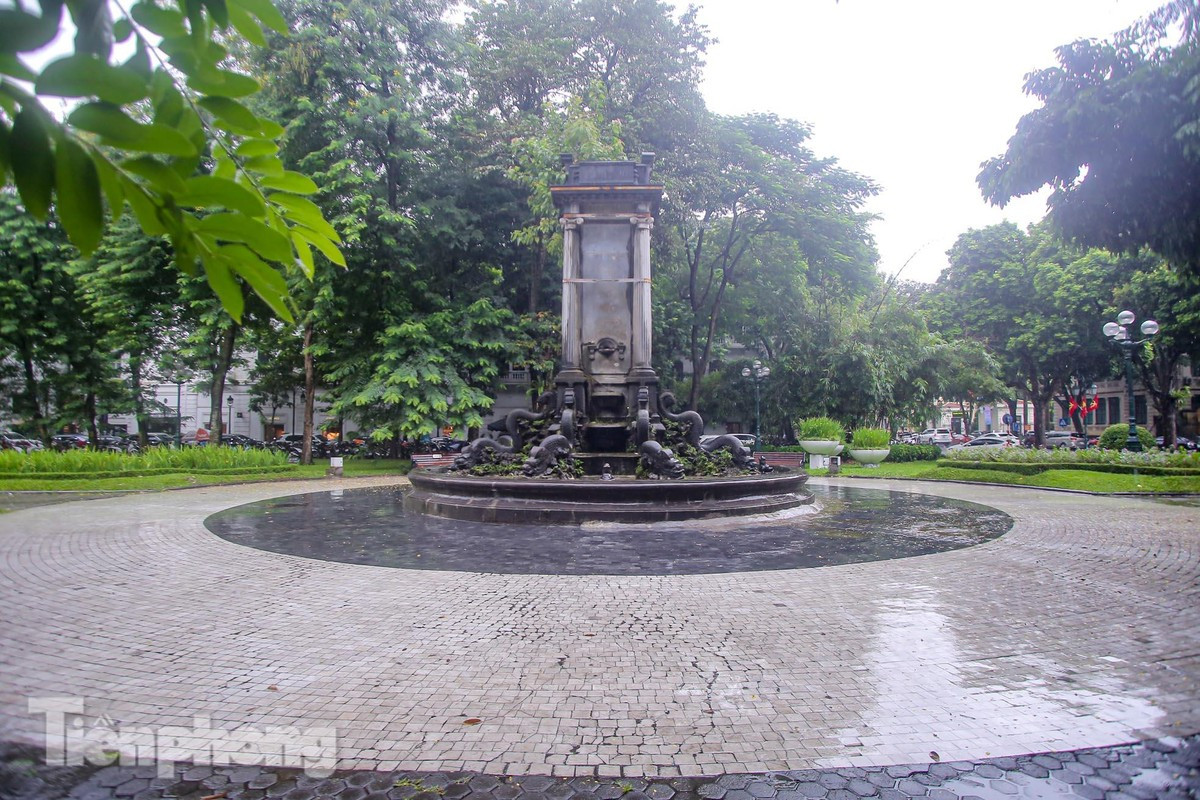 Đài phun nước Con Cóc đang được cải tạo Đài phun nước Con Cóc đang được cải tạo