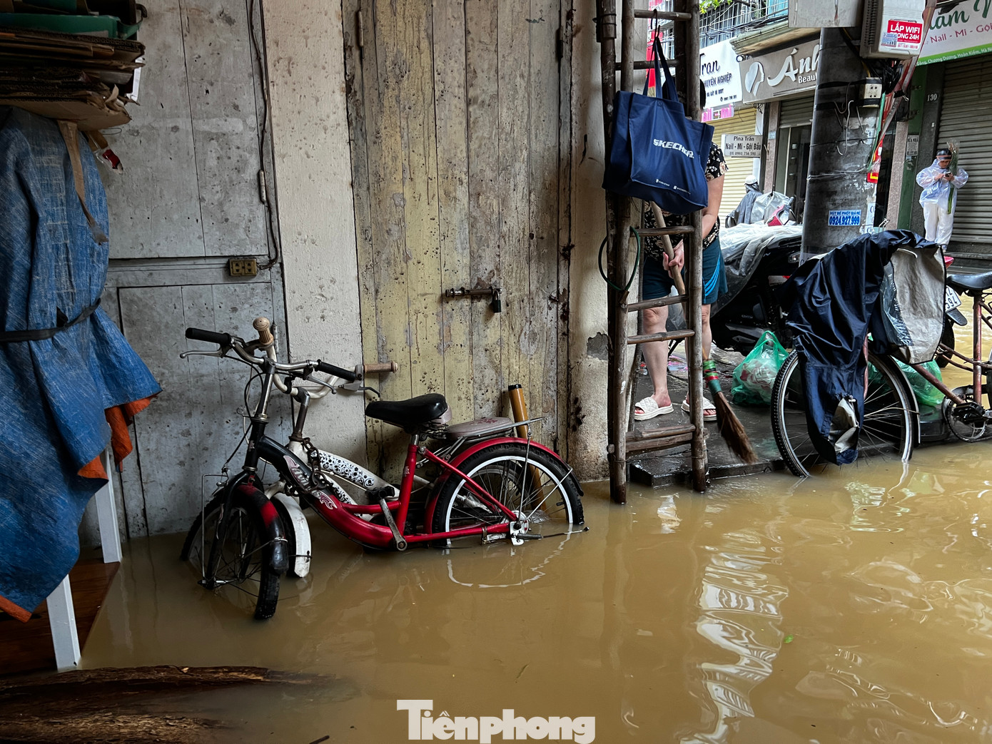 Các ngõ số lẻ đường Bạch Đằng (bên phía bờ sông) có nơi nước ngập sâu cả mét.