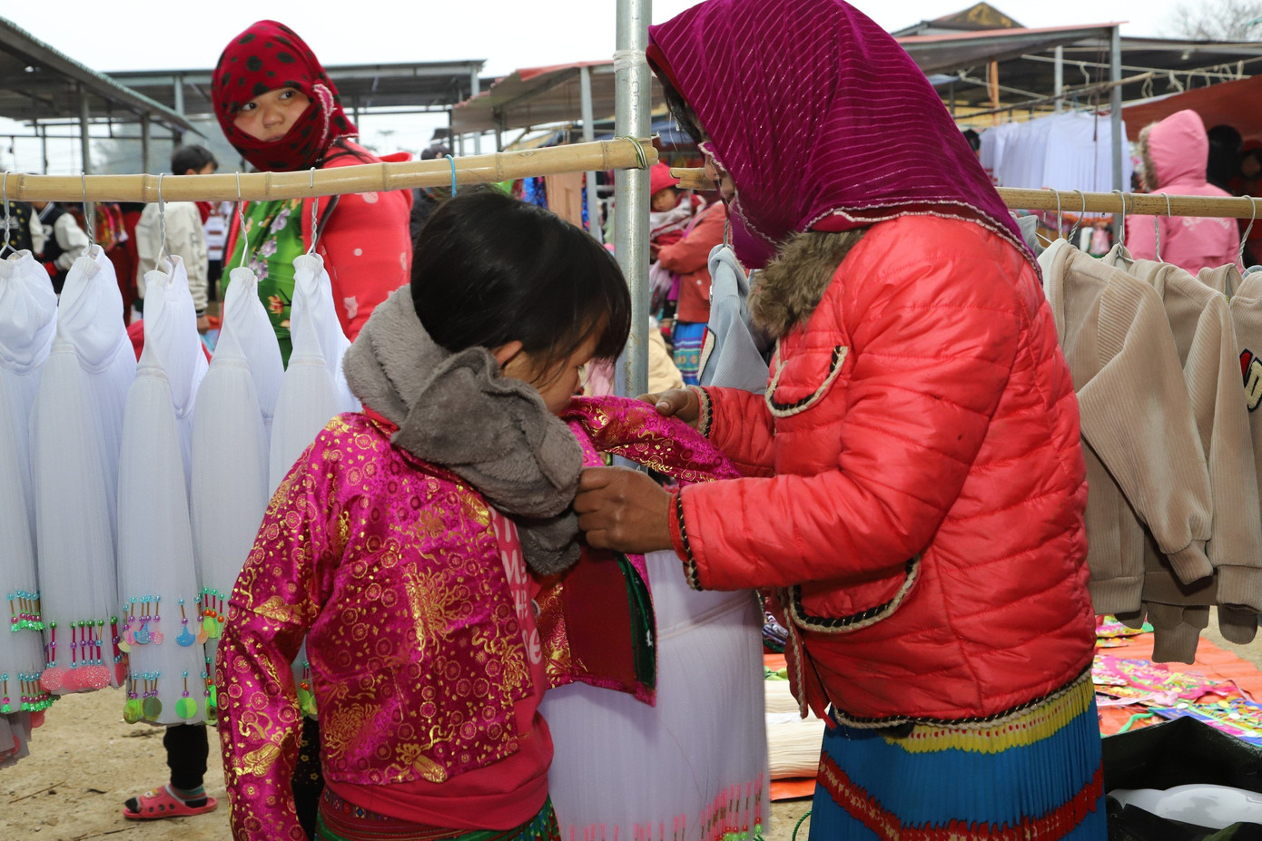 Xuống chợ phiên cùng đồng bào, hòa chung với không khí chợ phiên Lũng Pù ta mới cảm nhận được thực sự cái đẹp ẩn chứa trong đó. Không phô trương cầu kỳ, mà thay vào đó là sự mộc mạc đượm nét nhân văn nơi vùng cao biên giới.